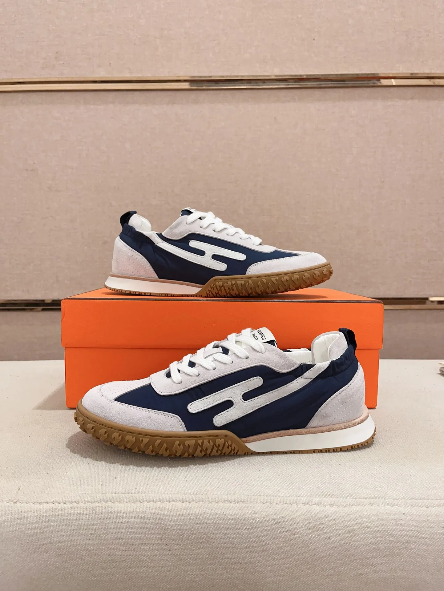 Men's men's shoes 💰: 720💰 Hermes top version # Couple style 💏 24ss casual sneakers Suede goatskin sneakers decorated with contrasting patterns and iconic "H" details, beautifully packaged at the delivery counter 🛍📦 Fabric: suede + cowhide Lining: mixed sheep lining Outsole: original TPU Bottom thickness: 2CM Size: 35-44